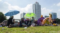 Sejumlah warga mengantre untuk mendapatkan vaksinasi tahap pertama di Lapangan Aldiron, Jakarta, Jumat (9/7/2021). 
