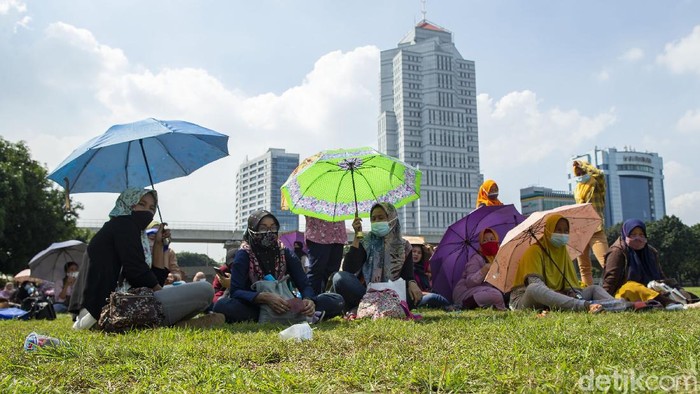 Bukan Piknik ! Warga Serbu Vaksinasi Gratis di Jakarta Percepatan vaksinasi terus dilakukan untuk mencegah penyebaran COVID-19. Kali ini vaksinasi digelar di Lapangan Aldiron, Jakarta.
