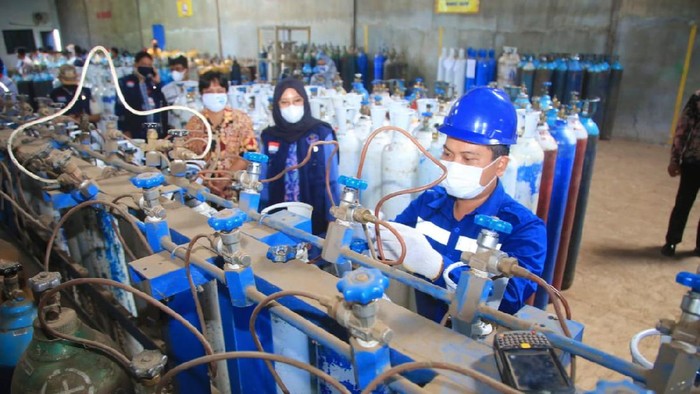 Bupati Banyuwangi Ipuk Fiestiandani meninjau langsung gudang penyedia tabung oksigen, PT Samator di Banyuwangi
