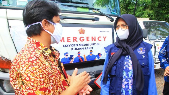 Bupati Banyuwangi Ipuk Fiestiandani meninjau langsung gudang penyedia tabung oksigen, PT Samator di Banyuwangi