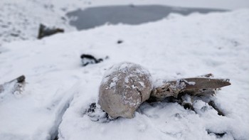 Danau tengkorak: Lebih dari 300 kerangka manusia ditemukan di Danau Roopkund, India, sejak 1942. Awalnya diasumsikan mereka adalah pasukan Jepang, hingga penyelidikan mengungkap mereka jauh lebih tua dari yang diyakini semula. Lebih banyak pertanyaan timbul saat lebih banyak jasad ditarik dari air. Beberapa berasal dari tahun 800 M, dan banyak yang berasal dari lokasi berbeda. Banyak kerangka masih tersisa di danau dan dapat dilihat saat es mencair, mengingatkan orang-orang akan kematian misterius mereka. Foto: BBC Magazine