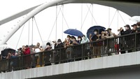Deklarasi itu dibuat oleh Perdana Menteri Yoshihide Suga, dan larangan penonton disetujui oleh penyelenggara Olimpiade Jepang, Komite Olimpiade Internasional, Komite Paralimpiade Internasional, dan pemerintah metropolitan Tokyo. AP Photo/Eugene Hoshiko  