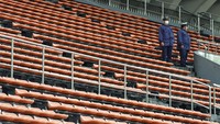 Fans dari luar negeri dilarang berbulan-bulan yang lalu, dan langkah-langkah baru akan berarti tidak ada penonton di stadion dan arena di sekitar Tokyo - baik tempat indoor maupun outdoor. AP Photo/Eugene Hoshiko  