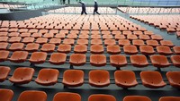 Larangan itu mencakup Tokyo dan tiga prefektur di sekitarnya - Kanagawa, Saitama, dan Chiba. Sejumlah kecil acara di daerah terpencil, seperti bisbol di prefektur timur laut Fukushima, akan memungkinkan jumlah penggemar yang terbatas. AP Photo/Eugene Hoshiko  