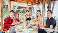 Bersama rekan artis lainnya, begini momen seru Denny Cagur saat menikmati makan siang di sebuah restoran yang ada di resort. Foto: Instagram @dennycagur
