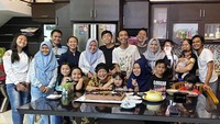 Bersama keluarga besar, Denny Cagur juga sempat mengabadikan momennya merayakan ulang tahun sang ibunda. Ada dua kue yang dihadirkan membuat seluruh keluarga bahagia. Foto: Instagram @dennycagur