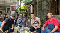 Walaupun jadwal padat, namun Denny Cagur menyempatkan waktunya berkumpul bersama teman. Mereka menikmati secangkir teh dan jajanan tradisional. Foto: Instagram @dennycagur
