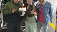 Denny Cagur beberapa waktu lalu ulang tahun. Begini momen Raffi Ahmad dan Ayu Dewi saat memberikan kue stroberi cheesecake. Foto: Instagram @dennycagur