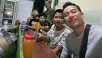 Momen Denny Cagur Saat Sarapan Bareng Istri dan Makan di Warkop
