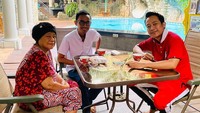 Bersama sang ibu dan saudaranya, Denny tampak menikmati secangkir teh dan roti. Foto: Instagram @dennycagur