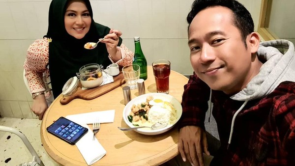 Momen Denny Cagur Saat Sarapan Bareng Istri dan Makan di Warkop