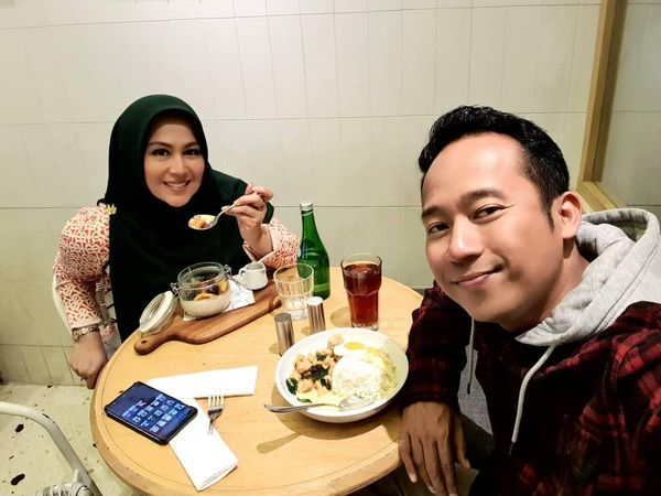 Momen Denny Cagur Saat Sarapan Bareng Istri dan Makan di Warkop