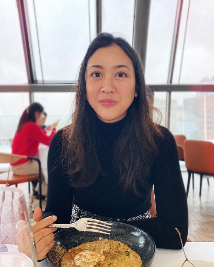 Deretan Pose Cantik Sherina Munaf Saat Ngopi dan Makan Pizza Deretan Pose Cantik Sherina Munaf Saat Ngopi dan Makan Pizza