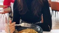 Kira-kira Sherina mau makan apa nih? Di depannya sudah ada sepiring makanan yang membuatnya tersenyum lebar. Foto: instagram @sherinasinna