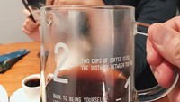 Kali ini putri dari Triawan Munaf ini memilih kopi espresso sebagai teman santainya. Sambil membaca buku dan diskusi santai, Sherina menikmati secangkir kopi.  Foto: instagram @sherinasinna