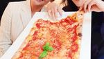 Deretan Pose Cantik Sherina Munaf Saat Ngopi dan Makan Pizza