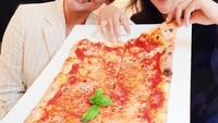 Kali ini bukan kopi, Sherina menikmati pizza. Sebuah pizza ukuran jumbo siap disantapnya. Tapi sepertinya Sherina butuh lebih banyak daun basil pada pizzanya.  Foto: instagram @sherinasinna