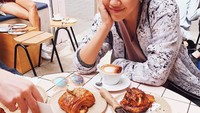 Bersama sang suami, Sherina juga kerap makan berdua. Kali ini pasangan yang menikah tahun lalu ini memilih santai sambil menikmati pastry. Foto: instagram @sherinasinna