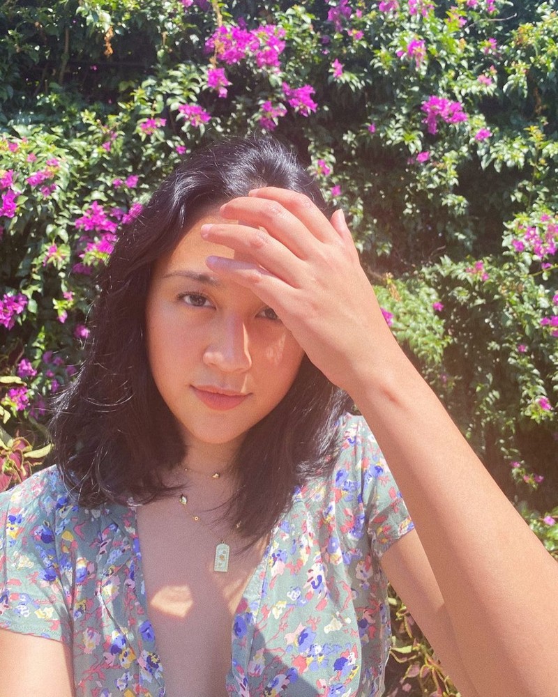 Deretan Pose Cantik Sherina Munaf Saat Ngopi dan Makan Pizza