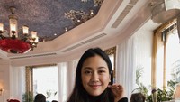 Momen romantis pun pernah dilakukan sambil makan. Sebuah restoran klasik dipilih jadi tempat makan siang. Menu apa ya yang jadi santapannya? Foto: instagram @sherinasinna