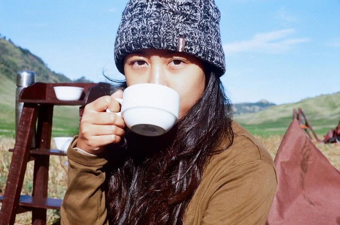 Deretan Pose Cantik Sherina Munaf Saat Ngopi dan Makan Pizza