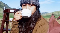 Wanita berdarah Minang yang lahir 11 Juni 1990 ini punya banyak hobi seru, termasuk kulineran. Dalam banyak momen, Sherina kerap memamerkan momen ngopinya.  Foto: instagram @sherinasinna