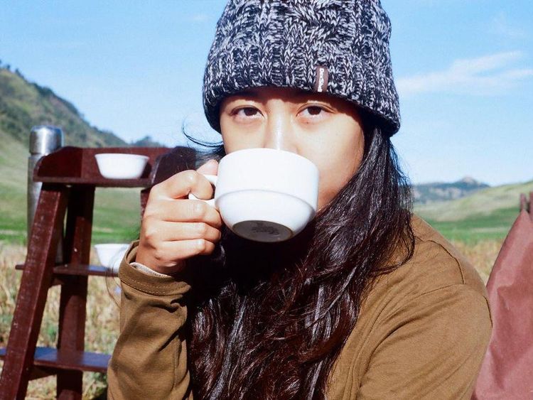 Deretan Pose Cantik Sherina Munaf Saat Ngopi dan Makan Pizza