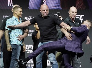 Panas Jumpa Pers UFC 264: Conor McGregor Tendang Poirier