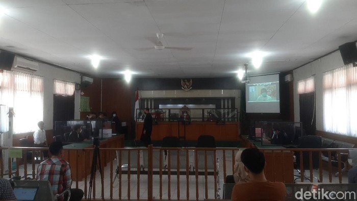 Eks Sekda Riau, Yan Prana Jaya, dituntut 7,5 tahun dalam kasus dugaan korupsi Rp 1,8 miliar saat menjabat Kepala Bappeda Siak. (Raja Adil/detikcom)