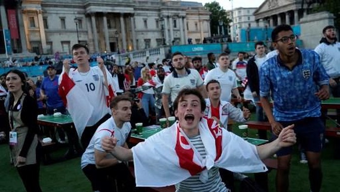 Fans timnas Inggris di semifinal Euro 2020di Trafalgar square, London pada 7 Juli 2021. (Photo by Niklas HALLEN / AFP)