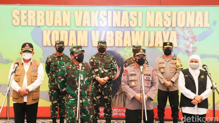 Panglima TNI Marsekal Hadi Tjahjanto bersama Kapolri Jenderal Polisi Listyo Sigit Prabowo meninjau vaksinasi COVID-19 di Grand City, Surabaya. Hadi mengatakan ada dua strategi untuk vaksinasi.