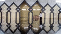 Petugas membersihkan Masjid Baitul Faidzin, Cibinong, Kabupaten Bogor, Jawa Barat, Jumat (9/7/2021). ANTARA FOTO/Yulius Satria Wijaya  