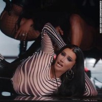 Iggy Azalea baru-baru ini dikritik blackfishing karena dituduh menggelapkan warna kulitnya di video klip terbaru untuk single I Am The Strip Club. Namun Iggy membantahnya. Dia mengklaim kulit gelapnya hanyalah efek pencahayaan yang remang. Foto: dok. Youtube