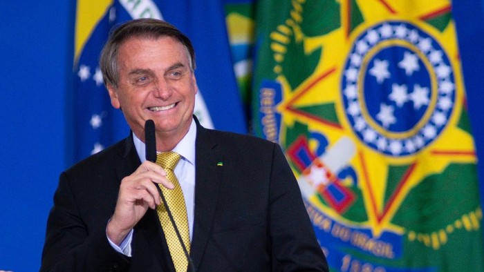 BRASILIA, BRAZIL - JUNE 29: President of Brazil Jair Bolsonaro smiles during an event to launch a new register for professional workers of the fish industry at Planalto Government Palace on June 29, 2021 in Brasilia, Brazil. Health Minister, Marcelo Queiroga, announced after the event and in conversation with journalists, that the contract with the Covaxin vaccine is suspended. (Photo by Andressa Anholete/Getty Images)