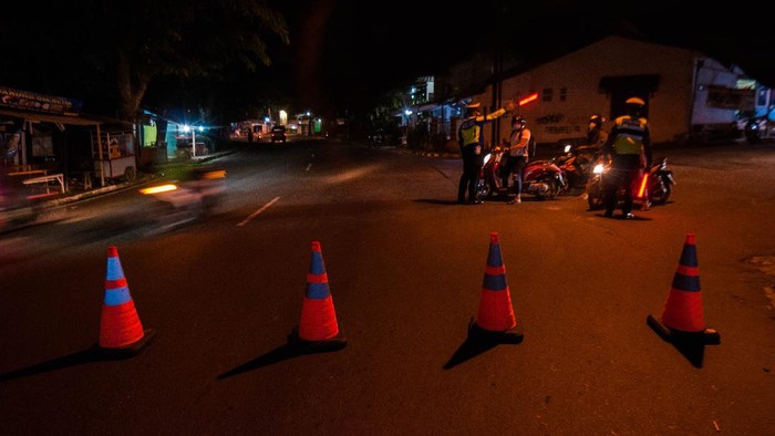 Petugas kepolisian memutarbalikkan kendaraan yang akan melintas di Rangkasbitung, Lebak, Banten, Senin (5/7/2021). Pengetatan mobilitas warga dilakukan dengan menutup sejumlah jalan protokol tersebut sebagai upaya penegakan aturan Pemberlakukan Pembatasan Kegiatan Masyarakat (PPKM) Darurat untuk mengurangi aktivitas warga saat malam hari guna mencegah penyebaran COVID-19. ANTARA FOTO/Muhammad Bagus Khoirunas/prasl