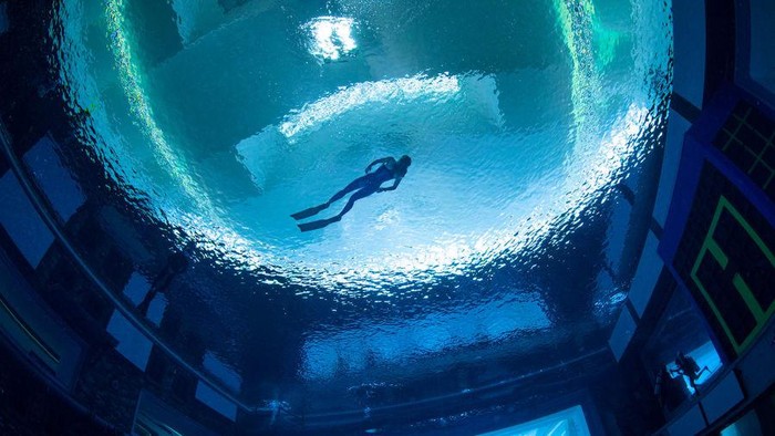 Jelajahi Kota Bawah Laut di Kolam Selam Terdalam di Dunia