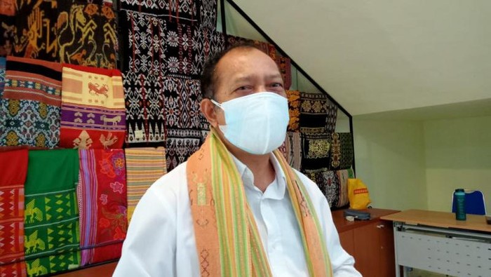 Jubir Satgas COVID-19 NTT, Marius Ardu Jelamu, menyatakan telah terpapar virus Corona. Dia minta warga tetap patuh prokes untuk cegah penyebaran. (Antara/Benny Jahang)
