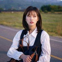 Karakter Jung So Min kerap mengalami masalah dengan rumahnya, seperti hancur karena gempa bumi hingga diusir karena tunggakan. Sejak membintangi drakor Playful Kiss, Because This Is My First Life, dan Monthly Magazine Home. Netizen menyebutnya “spesialis nggak punya rumah.” Foto: Dok. JTBC