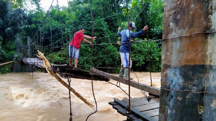 Kabupaten Bulukumba, Sulawesi Selatan (Sulsel), dilanda banjir. Ratusan rumah terdampak dan 5 jembatan mengalami kerusakan. (dok BNPB)