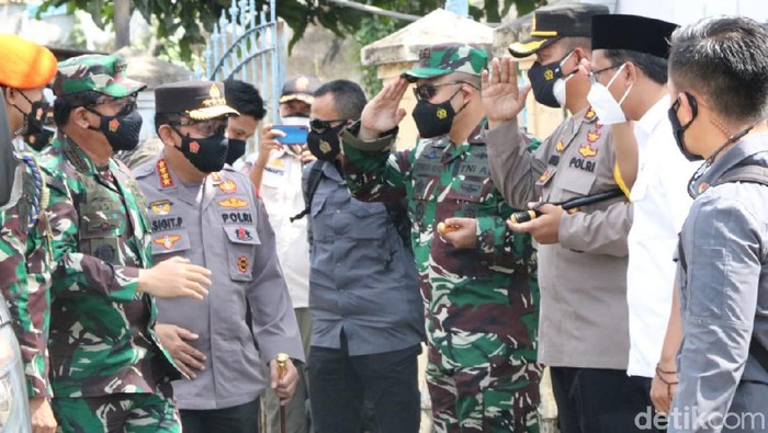 Panglima TNI Marsekal Hadi Tjahjanto bersama Kapolri Jenderal Polisi Listyo Sigit Prabowo meninjau posko PPKM Darurat di Balai Desa Sawotratap, Kecamatan Gedangan. Rombongan tiba di lokasi sekitar pukul 10.00 WIB.
