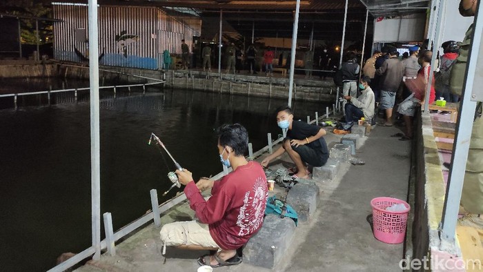 kerumunan di kolam pemancingan dibubarkan