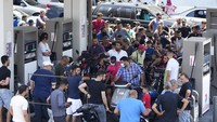 Sekitar 6 juta warga Lebanon tengah menghadapi realita baru di mana keseharian mereka diwarnai kelangkaan dan kekurangan berbagai bahan pokok termasuk obat-obatan, bahan bakar dan suku cadang untuk mobil. Lebanon diketahui sangat bergantung pada impor. AP Photo/Hassan Ammar 