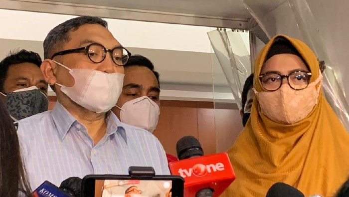 Lalu Mara dan Wa Ode Nur Zaenab membesuk Nia Ramadhani dan Ardi Bakrie