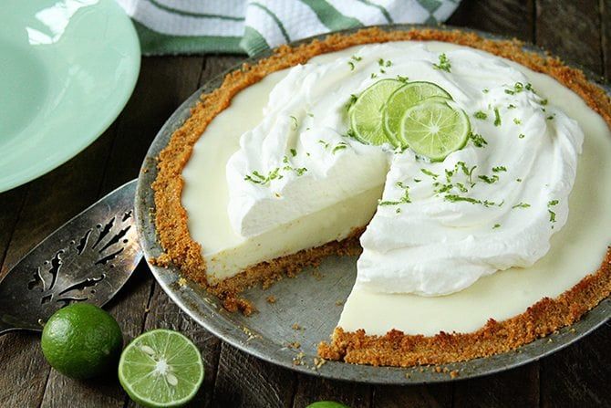 Lomba Makan Pie Tanpa Tangan Ini Sukses Bikin Penonton Jijik