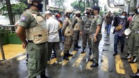 Penyegelan ini diawali kedatangan petugas Satpol PP. Mereka berjaga di sekitar lokasi. (Foto: Datuk Haris Molana-detikcom)