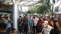 Tak lama kemudian, Bobby Nasution, bersama Wakil Wali Kota Medan Aulia Rachman, Kapolrestabes Medan, serta Dandim 0201/BS tiba di Centre Point.  (Foto: Datuk Haris Molana-detikcom)