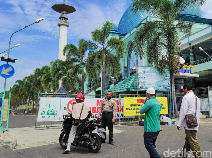 Beberapa masjid di Banyuwangi tidak menggelar salat Jumat selama PPKM Darurat. Salat Jumat juga ditiadakan karena Banyuwangi jadi Zona Merah COVID-19.