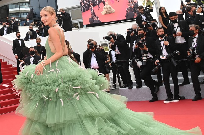 Gaun hijau dengan volume yang dramatis menjadi andalan Leonie Hanne. Gaun rancangan Nicole + Felicia itu sukses membuat sang model dan fashion influencer asal Jerman ini menjadi pusat perhatian. (Foto: Getty Images)