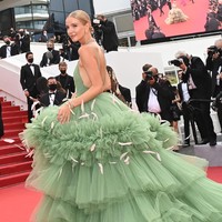 Gaun hijau dengan volume yang dramatis menjadi andalan Leonie Hanne. Gaun rancangan Nicole + Felicia itu sukses membuat sang model dan fashion influencer asal Jerman ini menjadi pusat perhatian. (Foto: Getty Images)