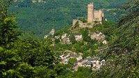 Keindahan Najac semakin memukau karena berada di sepanjang punggung bukit di atas sebuah tikungan di Sungai Aveyron. Lembahnya cantik sangat!